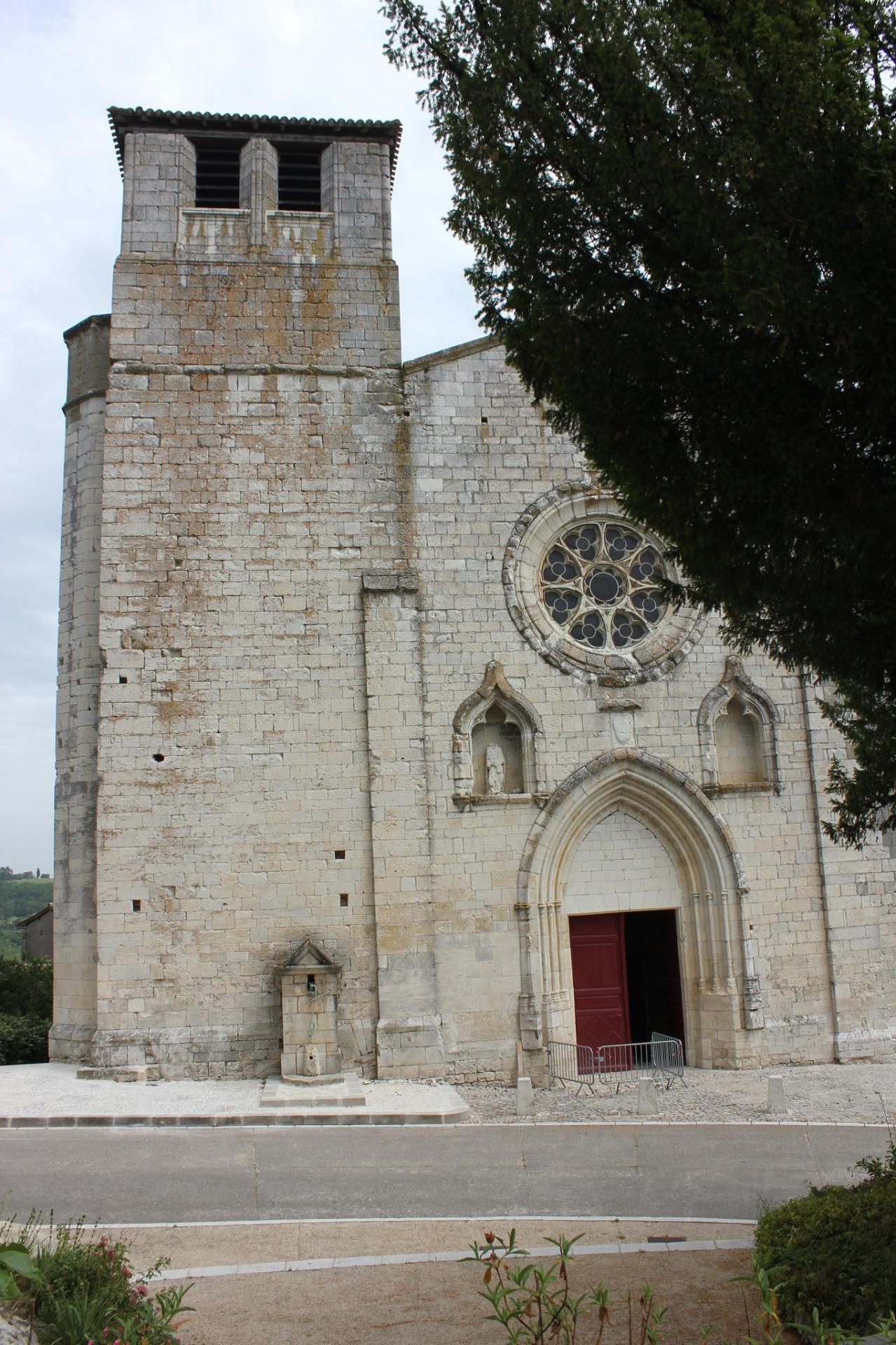 L'imposante église collégiale Saint Martin